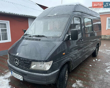 Серый Мерседес Sprinter, объемом двигателя 2.3 л и пробегом 350 тыс. км за 3600 $, фото 4 на Automoto.ua