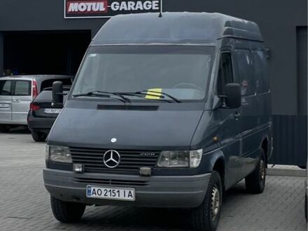 Серый Мерседес Sprinter, объемом двигателя 2.3 л и пробегом 697 тыс. км за 2000 $, фото 1 на Automoto.ua