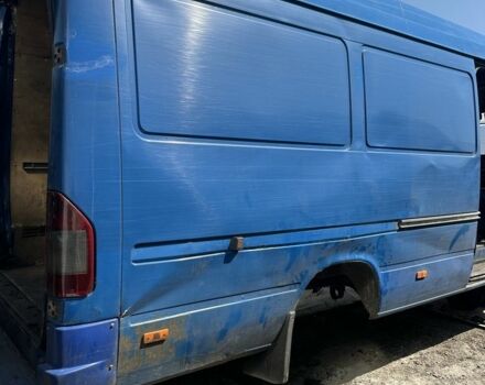 Синий Мерседес Sprinter, объемом двигателя 2.1 л и пробегом 300 тыс. км за 1100 $, фото 2 на Automoto.ua