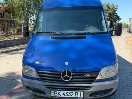 Синий Мерседес Sprinter, объемом двигателя 2.69 л и пробегом 420 тыс. км за 9500 $, фото 1 на Automoto.ua