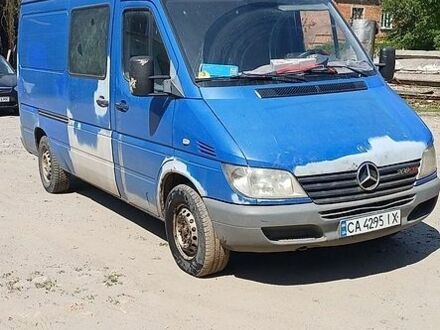 Синий Мерседес Sprinter, объемом двигателя 2.2 л и пробегом 500 тыс. км за 4500 $, фото 1 на Automoto.ua