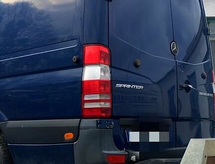 Синий Мерседес Sprinter, объемом двигателя 2.1 л и пробегом 410 тыс. км за 10000 $, фото 1 на Automoto.ua