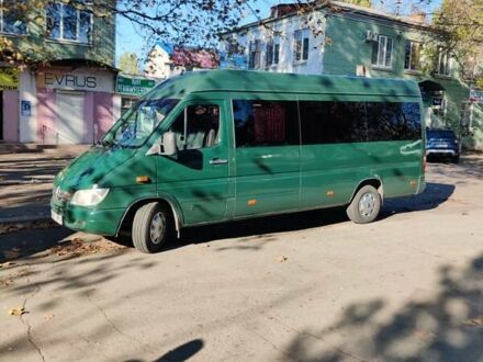 Зеленый Мерседес Sprinter, объемом двигателя 2.15 л и пробегом 396 тыс. км за 10000 $, фото 1 на Automoto.ua