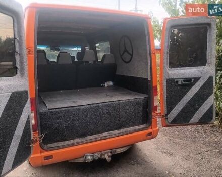 Оранжевый Мерседес Sprinter, объемом двигателя 2.3 л и пробегом 300 тыс. км за 4200 $, фото 5 на Automoto.ua