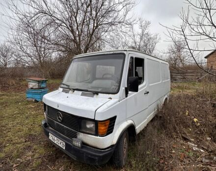 Белый Мерседес Т-мод, объемом двигателя 2.3 л и пробегом 300 тыс. км за 1500 $, фото 2 на Automoto.ua