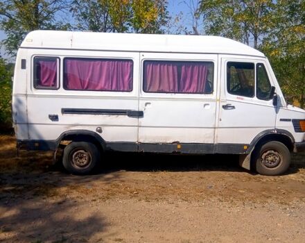 Белый Мерседес T1, объемом двигателя 2.9 л и пробегом 400 тыс. км за 2000 $, фото 2 на Automoto.ua