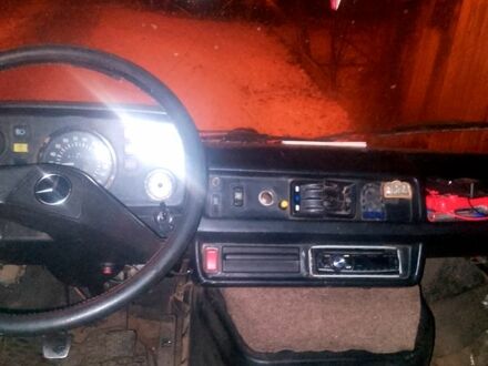 Мерседес T1 1988 у Лубнах на Automoto.ua Білий Мерседес T1, об'ємом двигуна 24 л та пробігом 0 тис. км за 1400 $, фото 1 на Automoto.ua