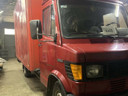 Красный Мерседес T1, объемом двигателя 3 л и пробегом 500 тыс. км за 3200 $, фото 1 на Automoto.ua