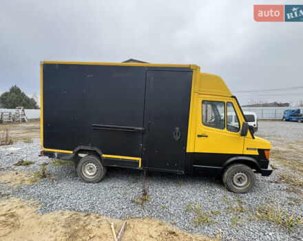 Желтый Мерседес T1, объемом двигателя 2.3 л и пробегом 400 тыс. км за 3100 $, фото 3 на Automoto.ua