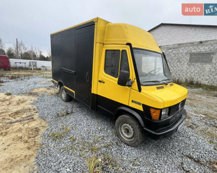 Желтый Мерседес T1, объемом двигателя 2.3 л и пробегом 400 тыс. км за 3100 $, фото 1 на Automoto.ua