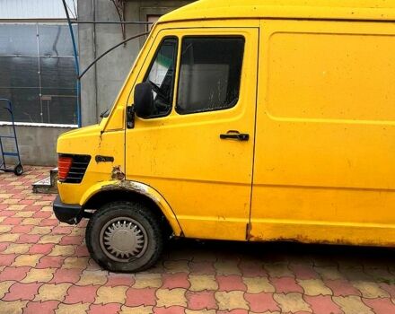 Желтый Мерседес T1, объемом двигателя 2.4 л и пробегом 328 тыс. км за 1500 $, фото 3 на Automoto.ua