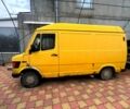 Желтый Мерседес T1, объемом двигателя 2.4 л и пробегом 328 тыс. км за 1500 $, фото 1 на Automoto.ua