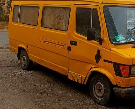 Жовтий Мерседес T1, об'ємом двигуна 2.3 л та пробігом 400 тис. км за 1200 $, фото 4 на Automoto.ua