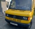Желтый Мерседес T1, объемом двигателя 2.3 л и пробегом 296 тыс. км за 3900 $, фото 1 на Automoto.ua