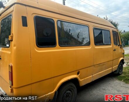 Желтый Мерседес T1, объемом двигателя 2.9 л и пробегом 0 тыс. км за 2800 $, фото 3 на Automoto.ua