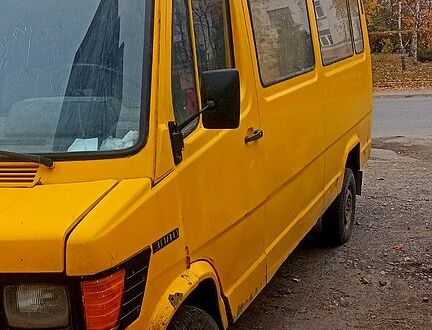 Мерседес T1 1989 в Лубнах на Automoto.ua Желтый Мерседес T1, объемом двигателя 2.3 л и пробегом 400 тыс. км за 1200 $, фото 1 на Automoto.ua