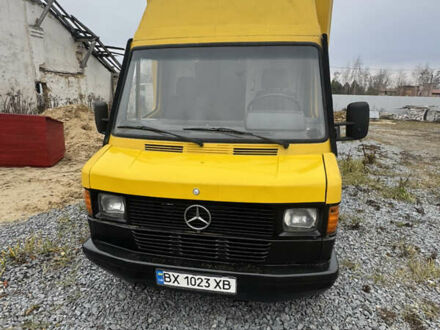 Желтый Мерседес T1, объемом двигателя 2.3 л и пробегом 400 тыс. км за 3100 $, фото 1 на Automoto.ua