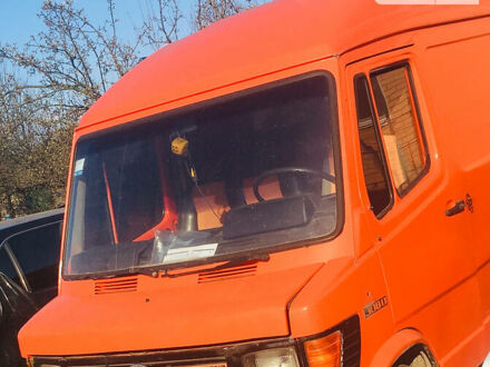 Оранжевый Мерседес T1, объемом двигателя 2.3 л и пробегом 400 тыс. км за 2800 $, фото 1 на Automoto.ua