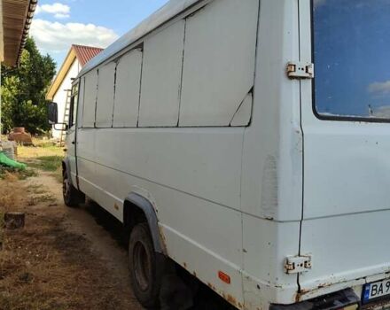 Белый Мерседес Варио, объемом двигателя 4.25 л и пробегом 300 тыс. км за 5900 $, фото 1 на Automoto.ua