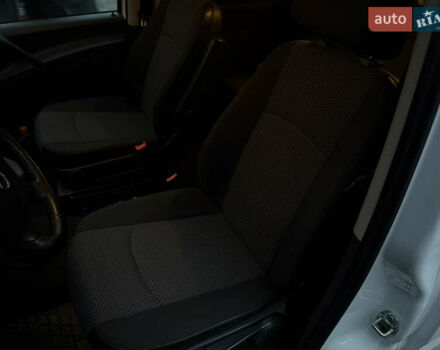 Белый Мерседес Виано, объемом двигателя 2.14 л и пробегом 175 тыс. км за 17700 $, фото 10 на Automoto.ua