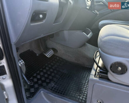 Серый Мерседес Виано, объемом двигателя 2.15 л и пробегом 442 тыс. км за 9500 $, фото 25 на Automoto.ua