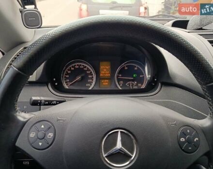 Серый Мерседес Виано, объемом двигателя 2.14 л и пробегом 371 тыс. км за 14000 $, фото 3 на Automoto.ua