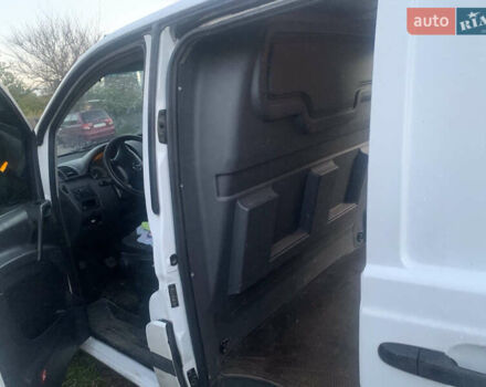 Белый Мерседес Вито, объемом двигателя 2.15 л и пробегом 338 тыс. км за 10500 $, фото 3 на Automoto.ua