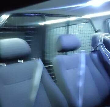 Белый Мерседес Вито, объемом двигателя 2.14 л и пробегом 313 тыс. км за 13850 $, фото 4 на Automoto.ua