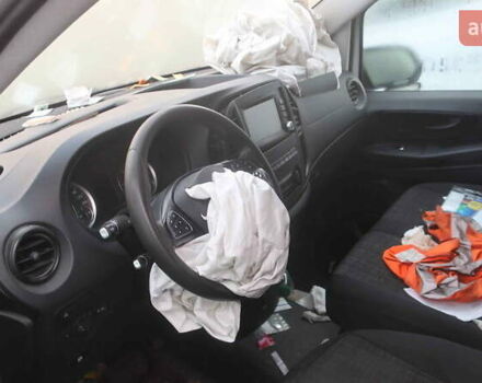 Белый Мерседес Вито, объемом двигателя 2.2 л и пробегом 187 тыс. км за 13500 $, фото 4 на Automoto.ua