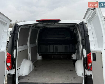 Белый Мерседес Вито, объемом двигателя 1.8 л и пробегом 126 тыс. км за 17777 $, фото 5 на Automoto.ua