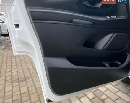 Білий Мерседес Віто, об'ємом двигуна 2.15 л та пробігом 195 тис. км за 20700 $, фото 16 на Automoto.ua