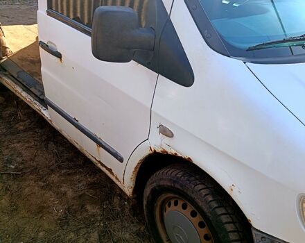 Белый Мерседес Вито, объемом двигателя 2.1 л и пробегом 333 тыс. км за 2800 $, фото 2 на Automoto.ua