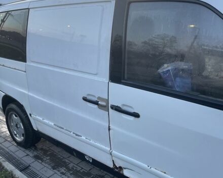 Белый Мерседес Вито, объемом двигателя 2.1 л и пробегом 450 тыс. км за 2000 $, фото 4 на Automoto.ua