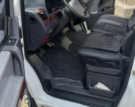 Белый Мерседес Вито, объемом двигателя 2.2 л и пробегом 300 тыс. км за 6413 $, фото 3 на Automoto.ua