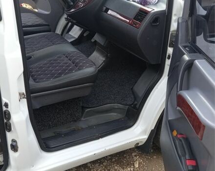 Белый Мерседес Вито, объемом двигателя 2.2 л и пробегом 300 тыс. км за 6413 $, фото 2 на Automoto.ua