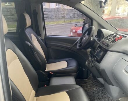 Белый Мерседес Вито, объемом двигателя 2.1 л и пробегом 323 тыс. км за 5400 $, фото 7 на Automoto.ua