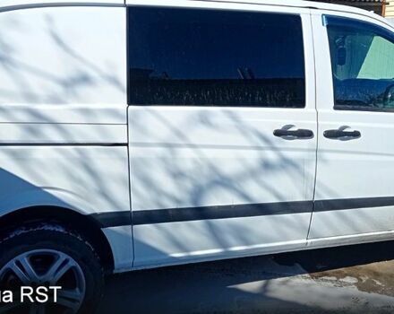 Белый Мерседес Вито, объемом двигателя 2.1 л и пробегом 395 тыс. км за 5700 $, фото 1 на Automoto.ua