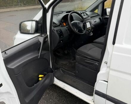 Белый Мерседес Вито, объемом двигателя 2.2 л и пробегом 240 тыс. км за 2450 $, фото 4 на Automoto.ua