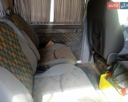 Белый Мерседес Вито, объемом двигателя 2.2 л и пробегом 475 тыс. км за 3800 $, фото 4 на Automoto.ua