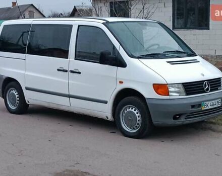 Белый Мерседес Вито, объемом двигателя 2.2 л и пробегом 300 тыс. км за 3750 $, фото 3 на Automoto.ua