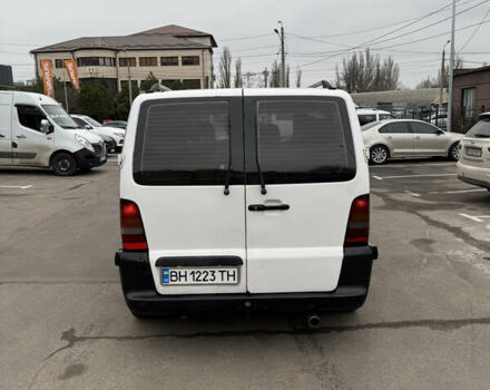 Белый Мерседес Вито, объемом двигателя 2.15 л и пробегом 300 тыс. км за 4199 $, фото 8 на Automoto.ua