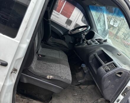 Белый Мерседес Вито, объемом двигателя 2.2 л и пробегом 333 тыс. км за 2200 $, фото 4 на Automoto.ua