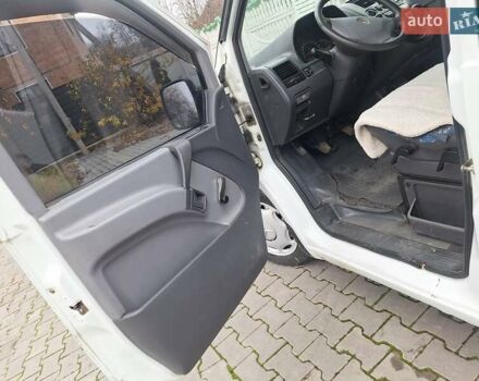 Белый Мерседес Вито, объемом двигателя 2.2 л и пробегом 333 тыс. км за 3700 $, фото 24 на Automoto.ua