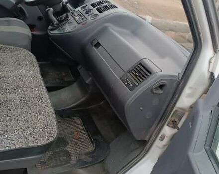 Белый Мерседес Вито, объемом двигателя 2.2 л и пробегом 520 тыс. км за 4800 $, фото 4 на Automoto.ua