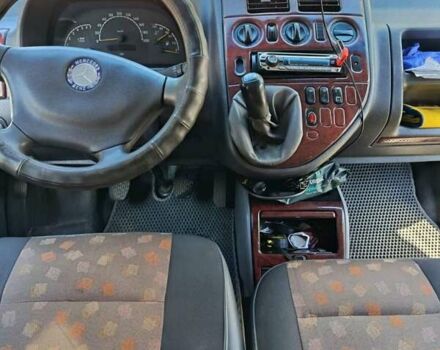 Белый Мерседес Вито, объемом двигателя 2.2 л и пробегом 530 тыс. км за 5500 $, фото 6 на Automoto.ua