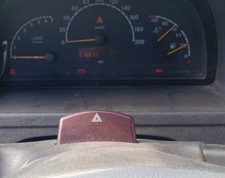 Белый Мерседес Вито, объемом двигателя 2.2 л и пробегом 316 тыс. км за 4000 $, фото 2 на Automoto.ua