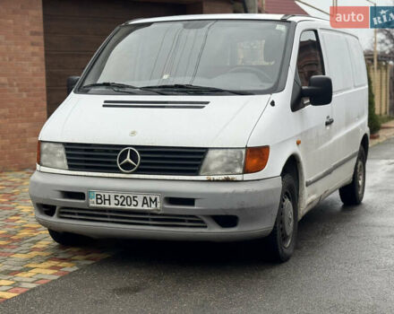 Белый Мерседес Вито, объемом двигателя 2.2 л и пробегом 350 тыс. км за 3300 $, фото 2 на Automoto.ua