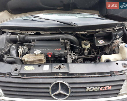 Белый Мерседес Вито, объемом двигателя 2.2 л и пробегом 285 тыс. км за 4200 $, фото 2 на Automoto.ua