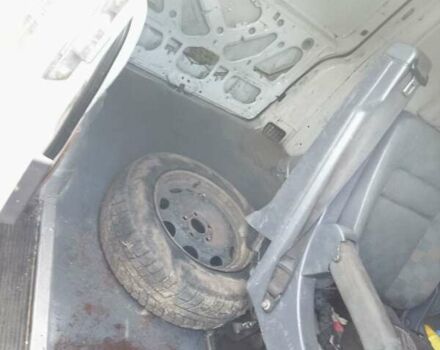 Белый Мерседес Вито, объемом двигателя 2.15 л и пробегом 300 тыс. км за 2100 $, фото 4 на Automoto.ua