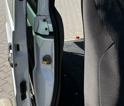 Белый Мерседес Вито, объемом двигателя 2.15 л и пробегом 302 тыс. км за 7400 $, фото 13 на Automoto.ua